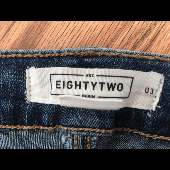 Medium wash jeans - Picture 2 of 3